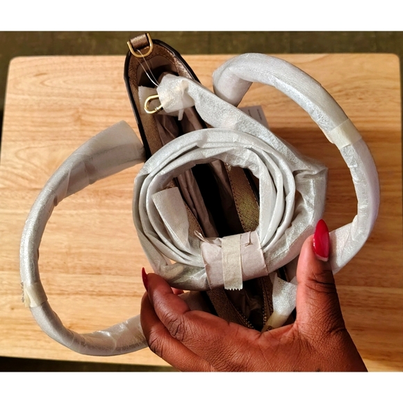 Jenny's $25 ENTRY TO WIN NWT/NIB KATE SPADE GOLD GLITTER CROSSBODY & CARD HOLDER - Picture 5 of 16